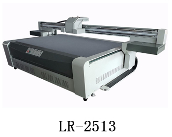 LR-2513通常我們也稱(chēng)為萬(wàn)能打印機(jī)，他是根據(jù)國(guó)際標(biāo)準(zhǔn)尺寸而來(lái)，加上這種uv機(jī)器不收材質(zhì)約束，差不多什么都可以打印，通常我們也稱(chēng)之為萬(wàn)能打印機(jī)